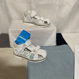 Cute girls Velcro sandals